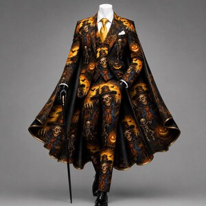 Puede incluir: Un traje de tres piezas con un estampado vibrante de Halloween que incluye espantapájaros, esqueletos, calabazas y murciélagos en naranja, amarillo y negro. El conjunto incluye una capa a juego, una camisa blanca y una corbata dorada.