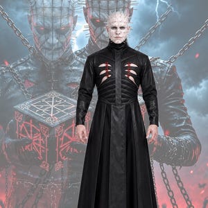 Puede incluir: Un abrigo negro de manga larga con cuello alto, un corpiño estructurado con aberturas en forma de costillas y detalles de cordones rojos. La prenda tiene una falda larga hasta el suelo con paneles verticales y un acabado liso y mate.