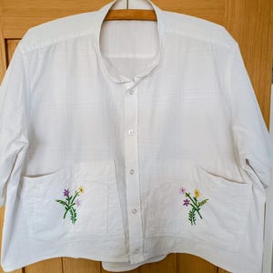 Återvunnen kort skjorta med broderade fickor i bordsduk