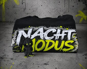 Schwarzes NOX NACHTMODUS T-Shirt-Set mit 3D-Schlüsselanhänger