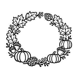 Könnte beinhalten: Eine schwarz-weiße Strichzeichnung eines kreisförmigen Kranzes aus herbstlichen Elementen. Das Design zeigt Ahornblätter, Eichenblätter, Kürbisse, Eicheln, Tannenzapfen und kleine Beerenzweige, die in einem durchgehenden Ring angeordnet sind.