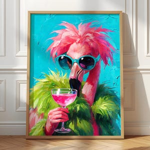 Può includere: Una stampa artistica incorniciata raffigurante un fenicottero rosa brillante con piume spettinate che indossa occhiali da sole turchesi. Il fenicottero tiene in mano un calice con un cocktail rosa su uno sfondo turchese luminoso e strutturato.