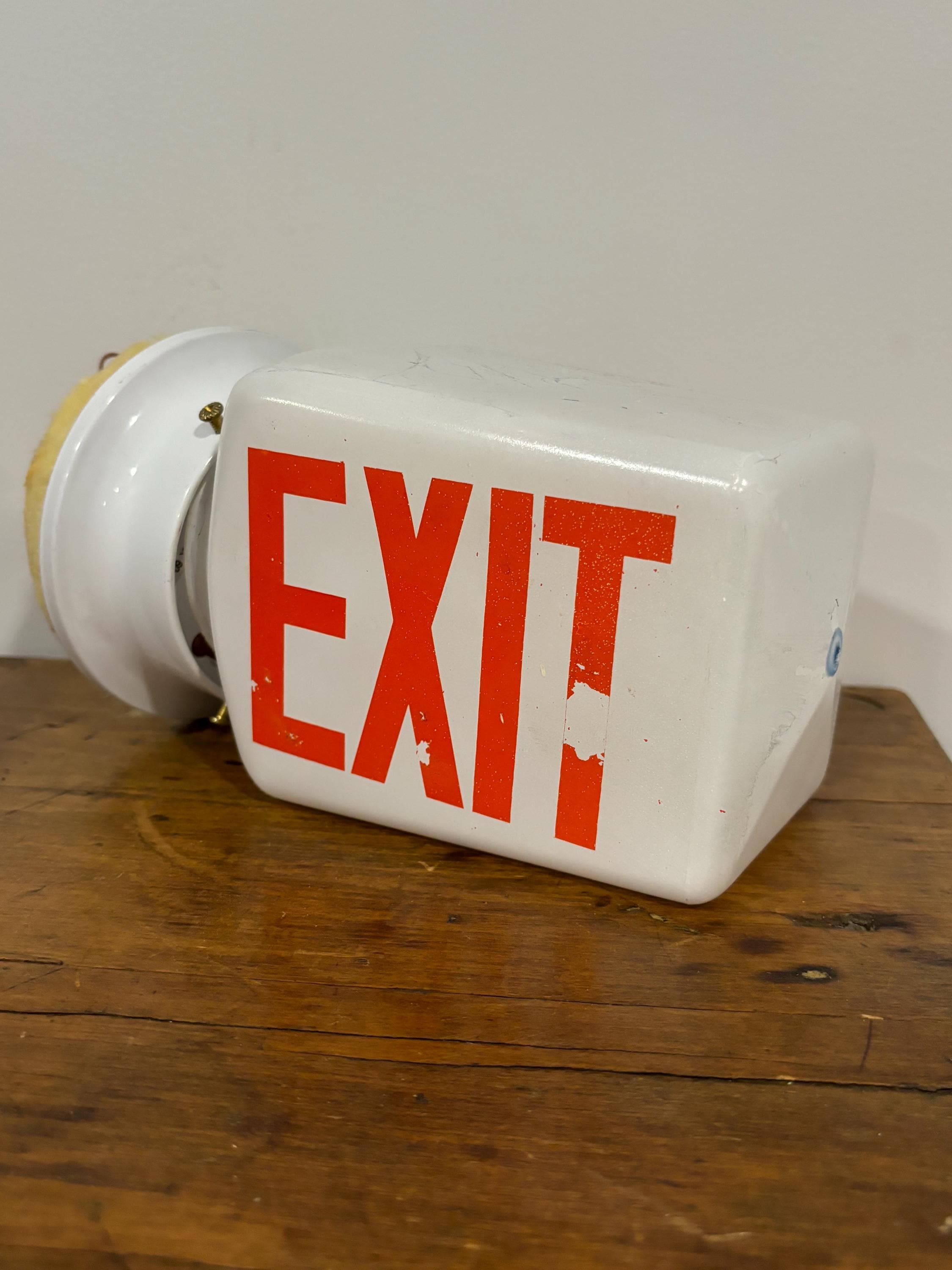 ビンテージミルクガラスEIXTサイン天井付けUSA USA プラ製のEXITサイン