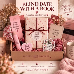 Könnte beinhalten: Eine Geschenkbox mit der Aufschrift Blind Date With A Book, die ein eingepacktes Buch mit einem Hidden Chapter-Aufkleber, ein rosa Lesezeichen mit der Aufschrift Good Books Brighter Days, einen rosa Stift und ein rosa Haargummi enthält.