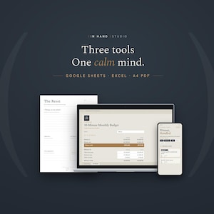 Peut inclure: Un ensemble de planification numérique comprenant un PDF A4 imprimé, un écran d'ordinateur affichant un tableur de budget mensuel de 10 minutes et un smartphone montrant un planificateur de repas. Le texte indique : IN HAND STUDIO, Three tools, One calm mind.