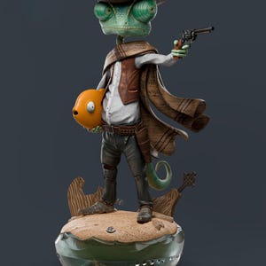 Può includere: Una statuetta di camaleonte verde vestita da cowboy, con cappello, gilet e poncho marroni, che tiene un piccolo revolver nero in una mano e un pesce arancione rotondo nell'altra. Il personaggio poggia su una base sabbiosa con fondo in vetro.
