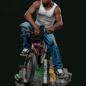 Pode incluir: Uma estatueta detalhada de um homem vestindo uma regata branca canelada e calça jeans azul, sentado em uma bicicleta BMX vermelha. A figura está posicionada sobre uma base texturizada que lembra uma rua de asfalto rachada com um meio-fio amarelo e uma lata de spray verde.