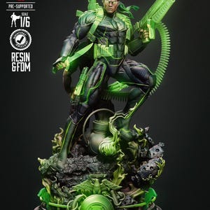 Puede incluir: Una figura de resina y FDM a escala 1/6 de un soldado con traje oscuro y detalles en verde brillante, sosteniendo un rifle grande y un cuchillo. La base presenta un emblema de Green Lantern, un águila y terreno rocoso. Texto: PRE-SUPPORTED, SCALE 1/6.