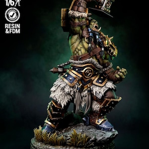 Könnte beinhalten: Eine 1/6-Skala-Figur eines grünhäutigen Orks, der einen großen Hammer über den Kopf hält. Die Figur trägt eine braune Lederrüstung, fellbesetzte Hüftbekleidung und metallisch blaue und goldene Platten. Text: PRESUPPORTED TESTED SCALE 1/6 RESIN & FDM.
