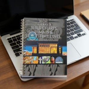 Pode incluir: Um livro de espiral intitulado Rose Book of Bible Charts, Maps & Time Lines com um selo de 10º aniversário. A capa apresenta um fundo cinza escuro com padrões ornamentados e uma colagem de ilustrações históricas, incluindo um templo.