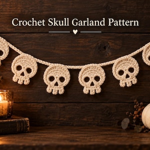 Puede incluir: Una guirnalda de calaveras tejidas a ganchillo con seis motivos de calaveras en color blanco roto unidos por un cordón a juego. El texto "Crochet Skull Garland Pattern" aparece en letras blancas sobre el objeto decorativo colgante.