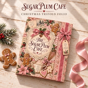 Puede incluir: Un folio tríptico titulado The Sugar Plum Cafe con una paleta de colores rosa y crema, decorado con hombres de jengibre, un batidor, una taza de té y detalles de encaje. La cubierta incluye un lazo de terciopelo rosa y una etiqueta de regalo.