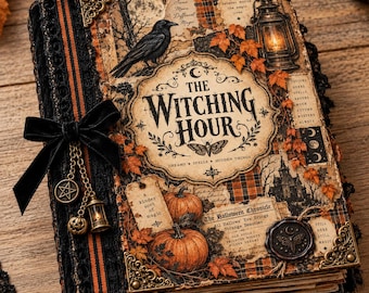 Puede incluir: Un libro de tapa dura titulado The Witching Hour con un lazo de terciopelo negro, dijes de metal y esquineros decorativos. La portada presenta un cuervo, una linterna, calabazas y hojas de otoño sobre un fondo de cuadros.