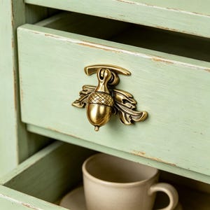 Tirador de latón macizo con forma de bellota para armario, pomo decorativo para cajón, herraje antiguo para armario, regalo de inauguración, detalle vintage para el hogar, tirador de mueble.