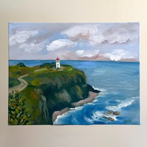 Puede incluir: Una pintura al óleo sobre lienzo que representa un paisaje costero con un faro blanco de techo rojo situado en un acantilado verde. Un camino sinuoso conduce hacia el faro, con vistas a un océano azul con olas blancas y un cielo nublado.