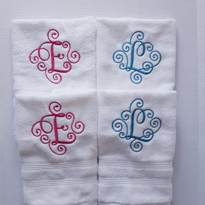 Bathroom Initial Hand Towel, White Monogrammed Hand Towel, Housewarming Gift, Wedding Gift,  Birthday Gift for Mom, Embroidered Towel Set