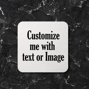Puede incluir: Posavasos cuadrado blanco con texto negro que dice "Personal&iacute;zame con texto o imagen".