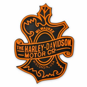 Könnte beinhalten: Ein schwarz-oranges Wandschild mit dem Logo der Harley-Davidson Motor Co. Das Design enthält den Schriftzug Milwaukee, Wisconsin, USA sowie ein zentrales Banner mit dem Markennamen in fetten orangefarbenen Buchstaben auf schwarzem Grund.