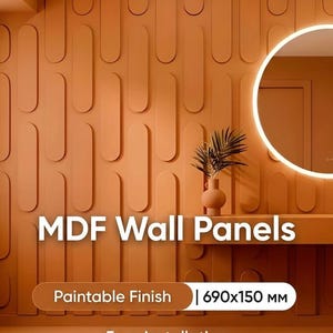 Op de afbeelding: MDF wandpanelen in gebrand oranje met een herhalend verticaal pilvormig reliëfpatroon. De tekst luidt MDF Wall Panels, Paintable Finish, 690x150 mm en Easy Installation. Een ronde spiegel met achtergrondverlichting en een vaas zijn zichtbaar.