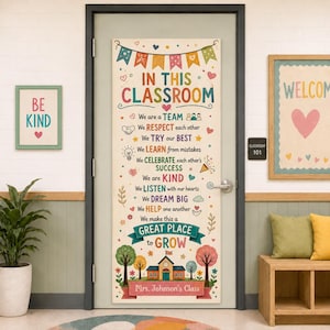 Könnte beinhalten: Ein vertikales Klassenzimmertürschild mit bunten Wimpeln oben und dem Text IN THIS CLASSROOM, gefolgt von einer Liste mit Regeln wie RESPECT, TRY, LEARN, CELEBRATE, KIND, LISTEN, DREAM BIG, HELP und GREAT PLACE to GROW.