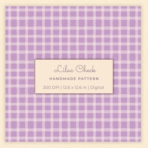 Pode incluir: Um padrão digital com um design xadrez em lilás e roxo claro. Uma etiqueta retangular central exibe o texto: Lilac Check, HANDMADE PATTERN, 300 DPI | 32 x 32 cm | Digital. O fundo consiste numa grelha repetida de quadrados coloridos.
