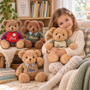 Puede incluir: Cuatro osos de peluche marrones, cada uno con un suéter de punto con un nombre bordado en la parte delantera. Los osos se llaman Noah, Mason, Liam y Ethan. Los suéteres presentan diferentes combinaciones de colores, incluyendo rojo, verde y beige.