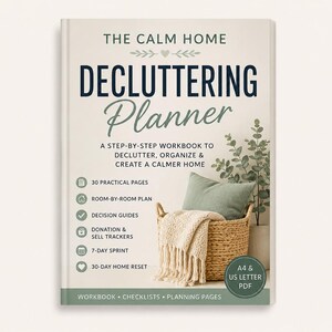 Può includere: Il quaderno di lavoro The Calm Home Decluttering Planner presenta una copertina beige con testo blu scuro e verde salvia. Include 30 pagine pratiche, piani stanza per stanza, guide decisionali, tracker per donazioni e vendite e un reset.