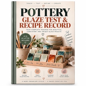 Peut inclure: Un livre relié intitulé Pottery Glaze Test & Recipe Record avec une couverture crème et du texte vert foncé et terre cuite. La couverture présente une collection de tuiles de test d'émail, d'outils de poterie et de bols. Il comprend des icônes pour enregistrer les recettes, suivre les tuiles de test, comparer les résultats et créer une bibliothèque d'émaux.