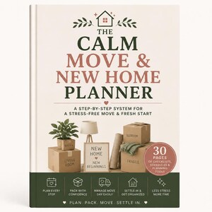 Może przedstawiać: Książka w twardej oprawie zatytułowana The Calm Move & New Home Planner z kremową okładką, ciemnozielonym i przygaszonym czerwonym tekstem oraz ilustracjami kartonów przeprowadzkowych, ikoną domu i rośliną. Okrągła naklejka wskazuje 30 stron narzędzi.