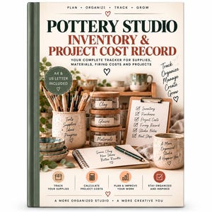 以下が含まれることがあります： Pottery Studio Inventory & Project Cost Recordというタイトルのダークグリーンの背表紙の本。表紙にはPlan, Organize, Track, Grow、A4 & US Letter Includedなどの文字が記載されています。陶芸道具、瓶、チェックリストが写っています。