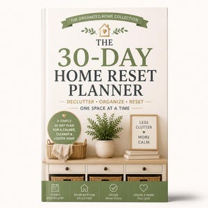 Könnte beinhalten: Ein Buch mit dem Titel The 30-Day Home Reset Planner mit weißem Einband, grünem Text, einem Haussymbol und einer Grafik einer Konsole mit Pflanze, Korb und Schild. Der untere grüne Rand zeigt Symbole für Schritte und die Organisation des Zuhauses.
