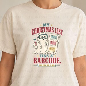PNG de Navidad para laboratorio médico, diseño divertido de fantasma de técnico de laboratorio, PNG de Navidad para técnico de laboratorio, fantasma retro de laboratorio médico, diseño de camiseta navideña con código de barras