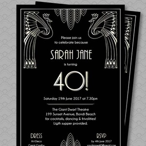 K&ouml;nnte beinhalten: Eine schwarze und silberne Einladung im Art-Deco-Stil f&uuml;r eine 40. Geburtstagsfeier. Die Einladung zeigt ein Pfauenmotiv und den Text "Bitte schlie&szlig;en Sie sich uns an, um zu feiern, denn Sarah Jane wird 40!" Die Veranstaltung findet am Samstag, den 19. Juni 2017 um 19:30 Uhr im Giant Dwarf Theatre, 199 Sunset Avenue, Bondi Beach statt. Die Einladung enth&auml;lt Details zu Cocktails, Tanzen und einem leichten Abendessen. Die Kleiderordnung ist Art Deco und Great Gatsby. RSVP bis zum 4. Juni 2017 an sarahjane40@gmail.com.