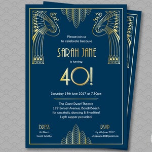 K&ouml;nnte beinhalten: Eine blaue und goldene Einladung zu einer 40. Geburtstagsfeier. Die Einladung zeigt ein goldenes Art-Deco-Design mit Pfauen und dem Text "Sarah Jane wird 40!" Die Einladung ist f&uuml;r eine Party am Samstag, den 19. Juni 2017 um 19:30 Uhr im Giant Dwarf Theatre, 199 Sunset Avenue, Bondi Beach. Die Einladung beinhaltet eine Kleiderordnung im Art-Deco- und Great-Gatsby-Stil und eine RSVP bis zum 4. Juni 2017 an sarahiane40@gmail.com.