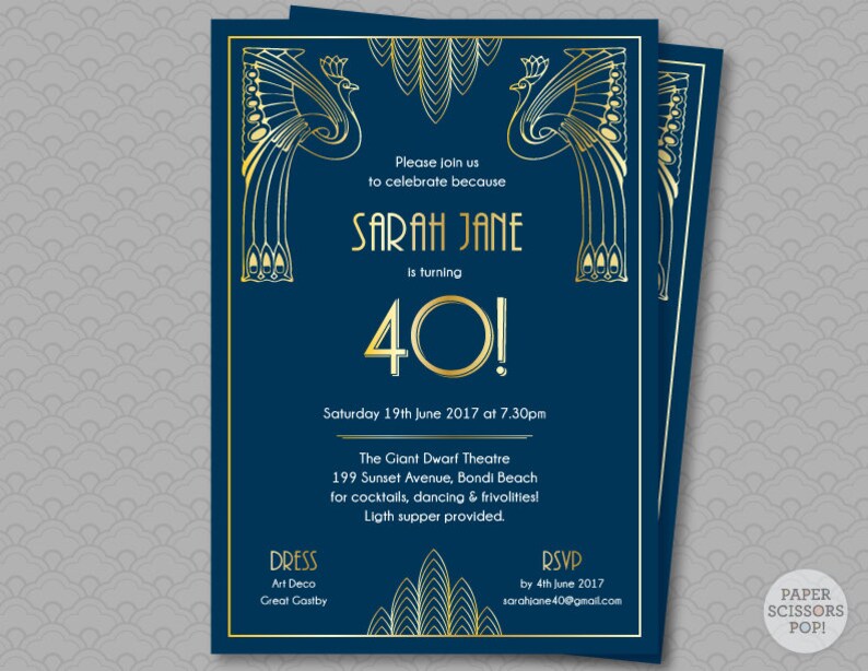K&ouml;nnte beinhalten: Eine blaue und goldene Einladung zu einer 40. Geburtstagsfeier. Die Einladung zeigt ein goldenes Art-Deco-Design mit Pfauen und dem Text "Sarah Jane wird 40!" Die Einladung ist f&uuml;r eine Party am Samstag, den 19. Juni 2017 um 19:30 Uhr im Giant Dwarf Theatre, 199 Sunset Avenue, Bondi Beach. Die Einladung beinhaltet eine Kleiderordnung im Art-Deco- und Great-Gatsby-Stil und eine RSVP bis zum 4. Juni 2017 an sarahiane40@gmail.com.