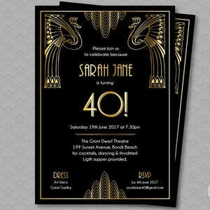 K&ouml;nnte beinhalten: Eine schwarze und goldene Einladung im Art-Deco-Stil f&uuml;r eine 40. Geburtstagsfeier. Die Einladung zeigt ein Pfauenmotiv und den Text "Sarah Jane wird 40!" Die Veranstaltung findet am Samstag, den 19. Juni 2017 um 19:30 Uhr im Giant Dwarf Theatre statt. Die Kleiderordnung ist Art Deco oder Great Gatsby.