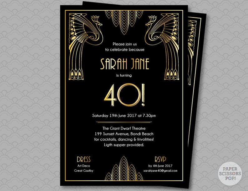 K&ouml;nnte beinhalten: Eine schwarze und goldene Einladung im Art-Deco-Stil f&uuml;r eine 40. Geburtstagsfeier. Die Einladung zeigt ein Pfauenmotiv und den Text "Sarah Jane wird 40!" Die Veranstaltung findet am Samstag, den 19. Juni 2017 um 19:30 Uhr im Giant Dwarf Theatre statt. Die Kleiderordnung ist Art Deco oder Great Gatsby.