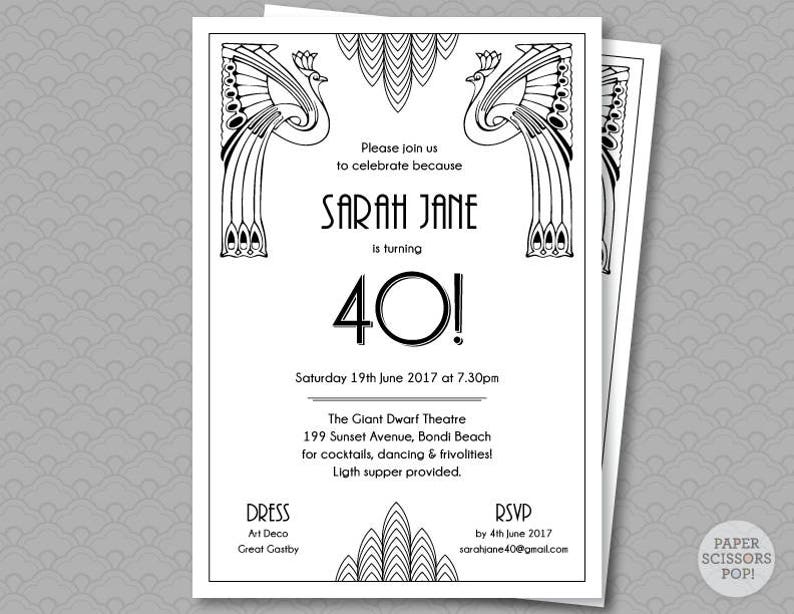 K&ouml;nnte beinhalten: Eine schwarz-wei&szlig;e Einladung mit einem Art-Deco-Design mit Pfauen. Die Einladung ist f&uuml;r Sarah Janes 40. Geburtstagsfeier. Die Party findet am Samstag, den 19. Juni 2017 um 19:30 Uhr im Giant Dwarf Theatre, 199 Sunset Avenue, Bondi Beach statt. Die Kleiderordnung ist Art Deco oder Great Gatsby. RSVP bis zum 4. Juni 2017 an sarahjane40@gmail.com.