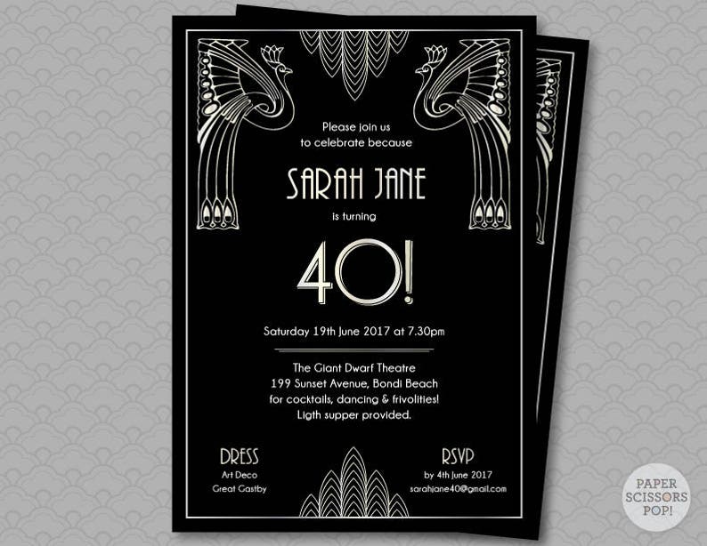 K&ouml;nnte beinhalten: Eine schwarze und silberne Einladung im Art-Deco-Stil f&uuml;r eine 40. Geburtstagsfeier. Die Einladung zeigt ein Pfauenmotiv und den Text "Bitte schlie&szlig;en Sie sich uns an, um zu feiern, denn Sarah Jane wird 40!" Die Veranstaltung findet am Samstag, den 19. Juni 2017 um 19:30 Uhr im Giant Dwarf Theatre, 199 Sunset Avenue, Bondi Beach statt. Die Einladung enth&auml;lt Details zu Cocktails, Tanzen und einem leichten Abendessen. Die Kleiderordnung ist Art Deco und Great Gatsby. RSVP bis zum 4. Juni 2017 an sarahjane40@gmail.com.