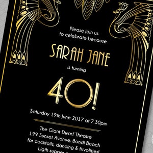 K&ouml;nnte beinhalten: Goldene und schwarze Einladung mit einem Pfauen-Design. Die Einladung lautet "Bitte schlie&szlig;en Sie sich uns an, um zu feiern, denn Sarah Jane wird 40!" Die Veranstaltung findet am Samstag, den 19. Juni 2017 um 19:30 Uhr im Giant Dwarf Theatre, 199 Sunset Avenue, Bondi Beach statt.