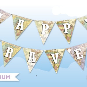 Könnte beinhalten: Ein Banner mit einem Vintage-Weltkarten-Design, auf dem "Happy Travel" in weißen Buchstaben steht. Das Banner ist aus Papier und mit einer Schnur zusammengebunden. Das Banner ist mittelgroß.