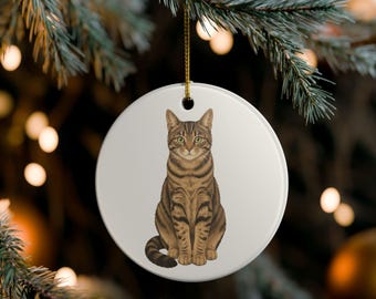 Weihnachtsschmuck mit getigerter Katze | Keramik-Baumschmuck | Lustiger Katzenspruch | Geschenk für Besitzer getigerter Katzen | Ideal als kleines Weihnachtsgeschenk für Katzenmütter und -väter