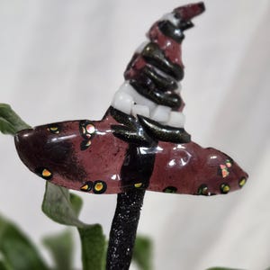 Plantensteker in de vorm van een heksenhoed van gesmolten glas | Spookachtige Halloween tuindecoratie | Glanzend ornament van dichroïsch glas