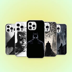 Può includere: Una collezione di cinque cover per smartphone con varie illustrazioni grafiche in bianco e nero di Batman. Ogni cover mostra una scena unica, inclusi ritratti in primo piano, sagome e paesaggi urbani incentrati sull'iconico personaggio.