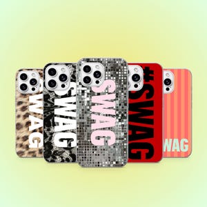 Op de afbeelding: Vijf smartphonehoesjes op een rij. De eerste heeft een luipaardprint, de tweede zwarte kant, de derde een zilveren discobalpatroon, de vierde een rode achtergrond en de vijfde oranje strepen. Elk hoesje is voorzien van het woord SWAG.
