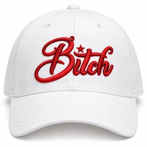 Puede incluir: Una gorra de béisbol blanca con la palabra Bitch bordada en una fuente cursiva roja llamativa en los paneles frontales. El diseño incluye una pequeña estrella roja colocada sobre la letra i, con costuras estructuradas y visera curva.