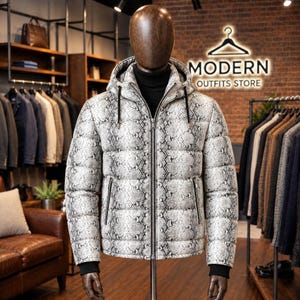Könnte beinhalten: Eine Steppjacke mit grau-weißem Schlangenledermuster, Kapuze mit schwarzen Kordelzügen, durchgehendem Frontreißverschluss und schwarzen Rippbündchen. Die Jacke wird auf einer Schaufensterpuppe mit schwarzem Rollkragenpullover präsentiert.