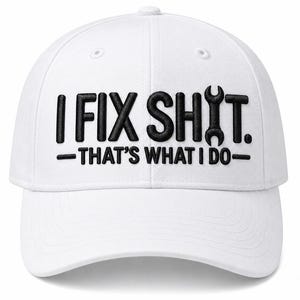 以下が含まれることがあります： 白い野球帽で、黒い刺繍のテキスト「I FIX SHIT.」が施されています。「SHIT」の「I」の文字はレンチのアイコンに置き換えられています。その下には、より小さな黒い刺繍フォントで「-THAT'S WHAT I DO-」と書かれています。