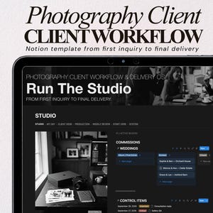 Puede incluir: Una tableta digital que muestra una plantilla de Notion titulada Photography Client Workflow. La pantalla presenta una interfaz oscura con secciones para Studio, Commissions y Control Items, con encabezados de texto y listas de gestión.