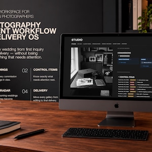 Op de afbeelding: Een computermonitor met een Notion-werkruimte voor trouwfotografen genaamd Photography Client Workflow & Delivery OS. De interface bevat secties voor bruiloften, controle-items, datumradar en levering in een donker thema.